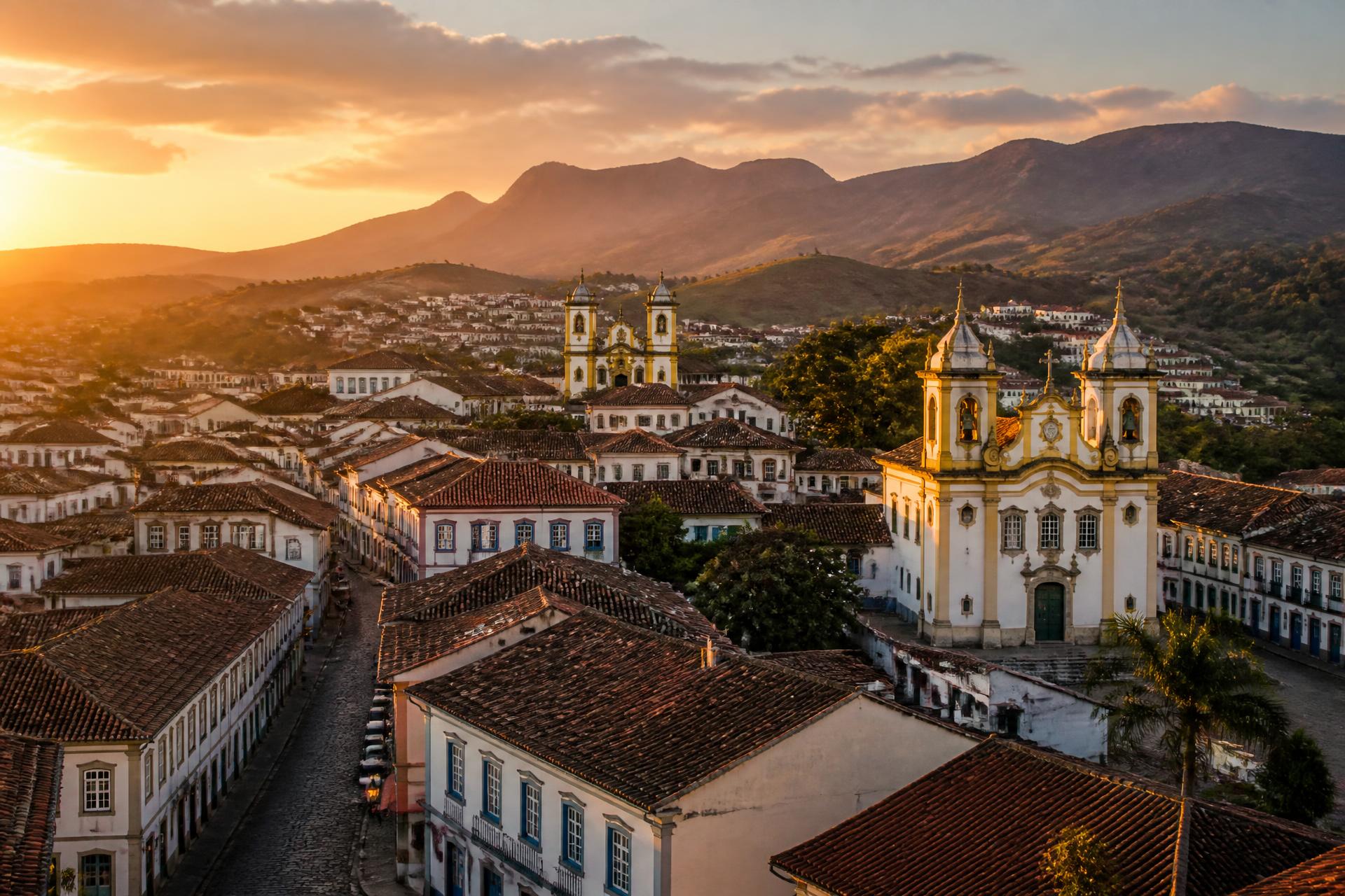 Vista panorâmica do centro histórico de São João del-Rei - MG, com igrejas barrocas, casario colonial e a Serra de São José ao entardecer